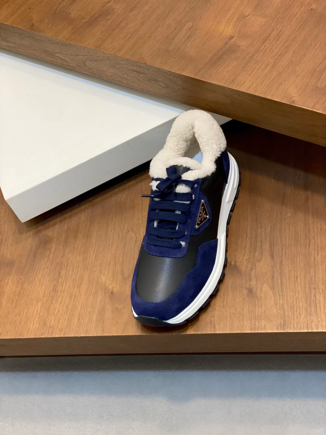 💰780 Prada/Prada Autumn and winter men's leather lace-up sneakers. Top-quality goods produced in Dongguan. Imported Nappa cowhide leather upper with raised layered design. Light and breathable, soft and comfortable. Genuine calfskin leather edging has a distinctive sporty style. The leather tongue is equipped with the classic PRADA letter red rubber label badge to fully display the brand style. The transparent air-cushion midsole is equipped with a lightweight tread rubber outsole. It is light and increased by about 4CM. The inner lining is Excellent foot feel. Comes with original packaging. 38-44 (customized at 45). Size: 39-40-41-42-43-44. Standard leather shoe size.